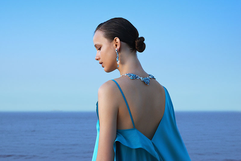 模特兒配戴 Van Cleef & Arpels Seven Seas 系列珠寶。